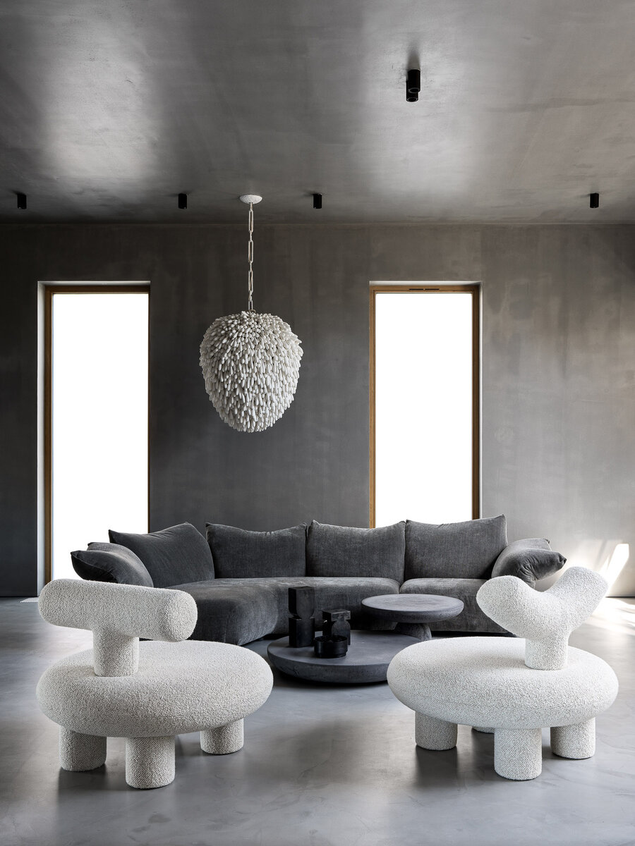 В гостиной диваны по дизайну Франческо Бинфаре для Edra, кресла и фарфоровый светильник Ольги Энгель и столик, Mogg.