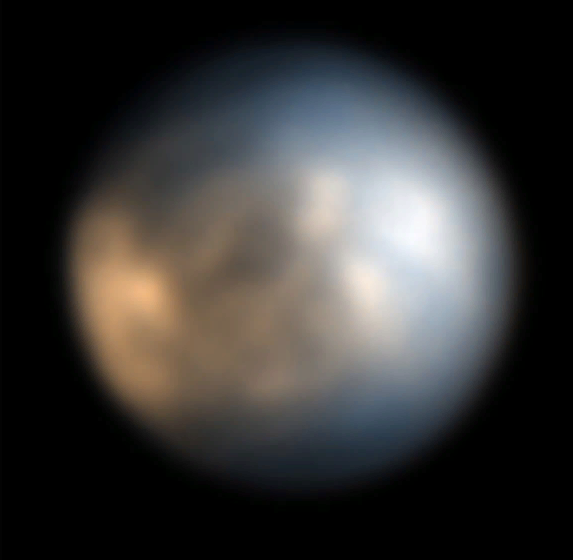 На этом снимке, сделанном прибором SPHERE на очень большом телескопе ESO, показана Европа; различные цветные области дают представление о составе и истории Луны.