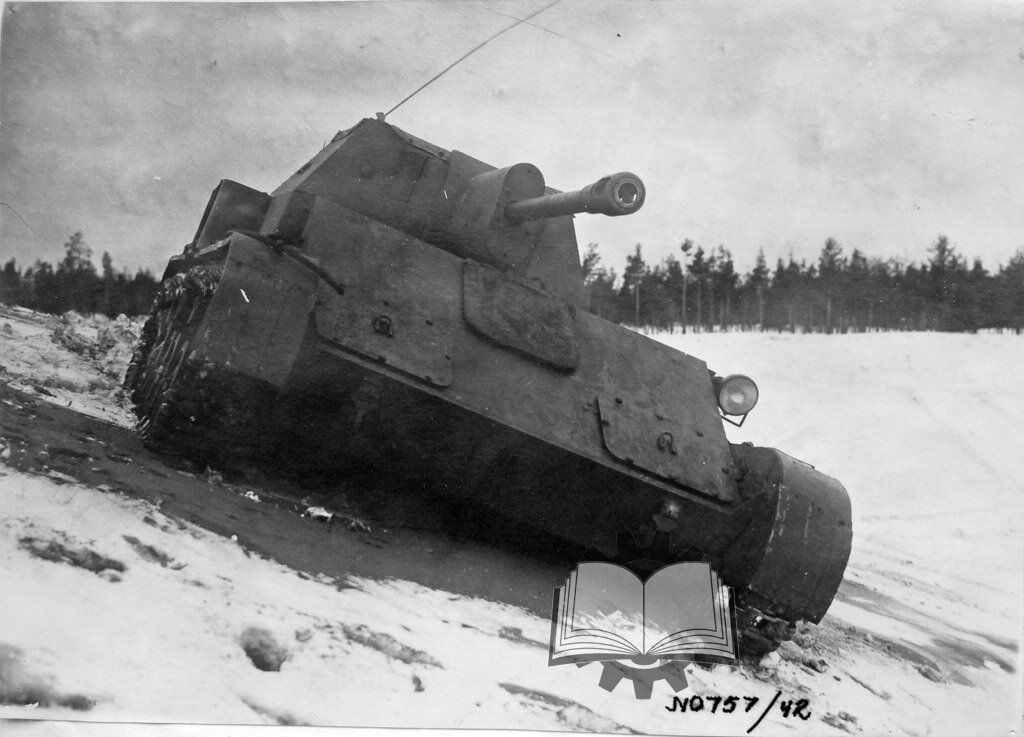 Опытный образец СУ-12 на испытаниях, декабрь 1942 года.