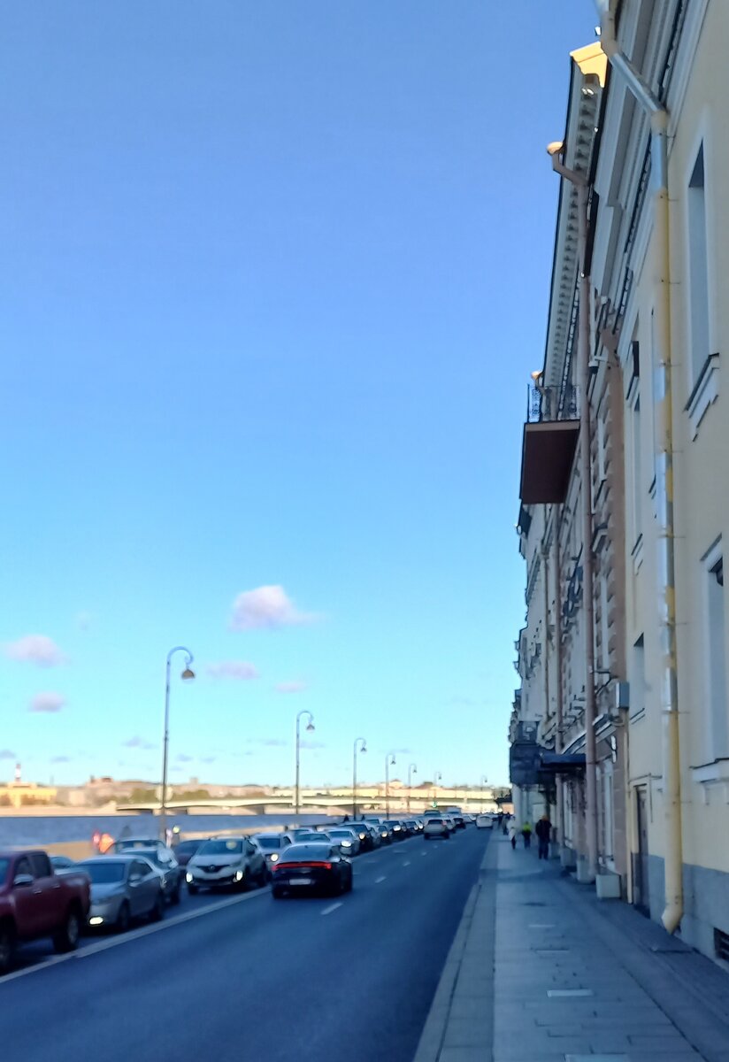 В то давнее августовское утро вся набережная была заполнена народом