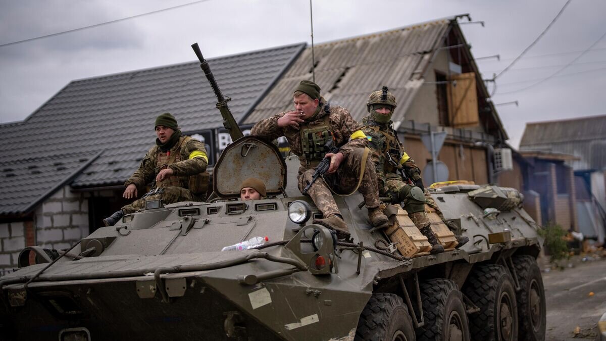    Солдаты ВСУ на бронетранспортере в окрестностях Киева, Украина© AP Photo / Emilio Morenatti