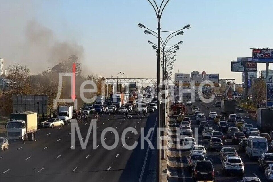     Автомобиль загорелся на внутренней стороне 27-го км МКАД у Липецкой улицы  Департамент транспорта Москвы