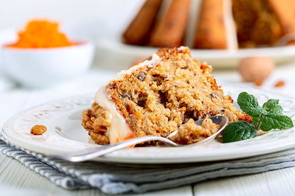 Кусочек морковного пирога.