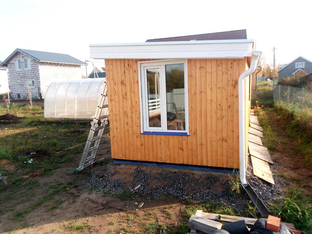 Затапливают хозпостройку. Куча земли справа.