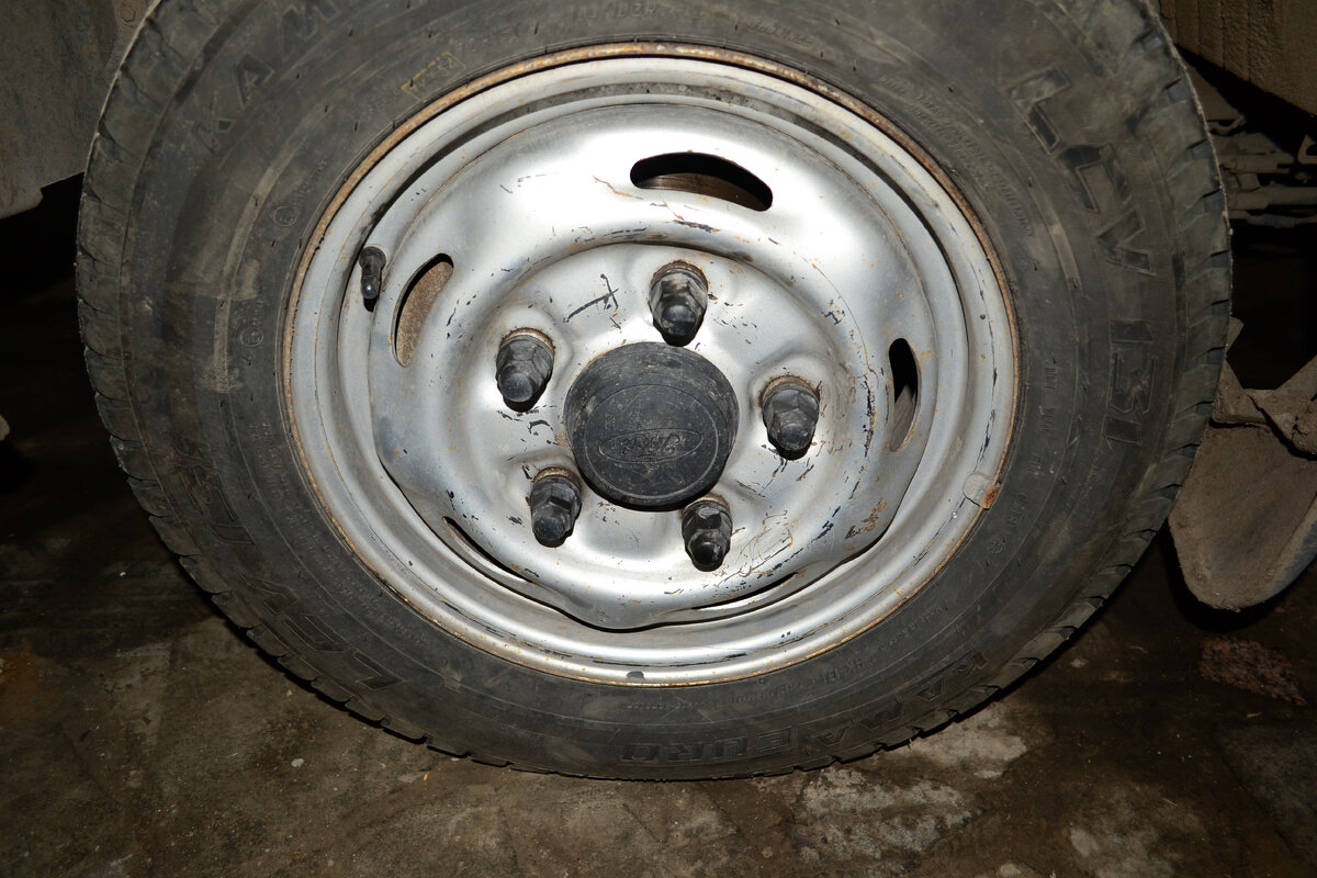 Для начала снимаем пластмассовые колпачки