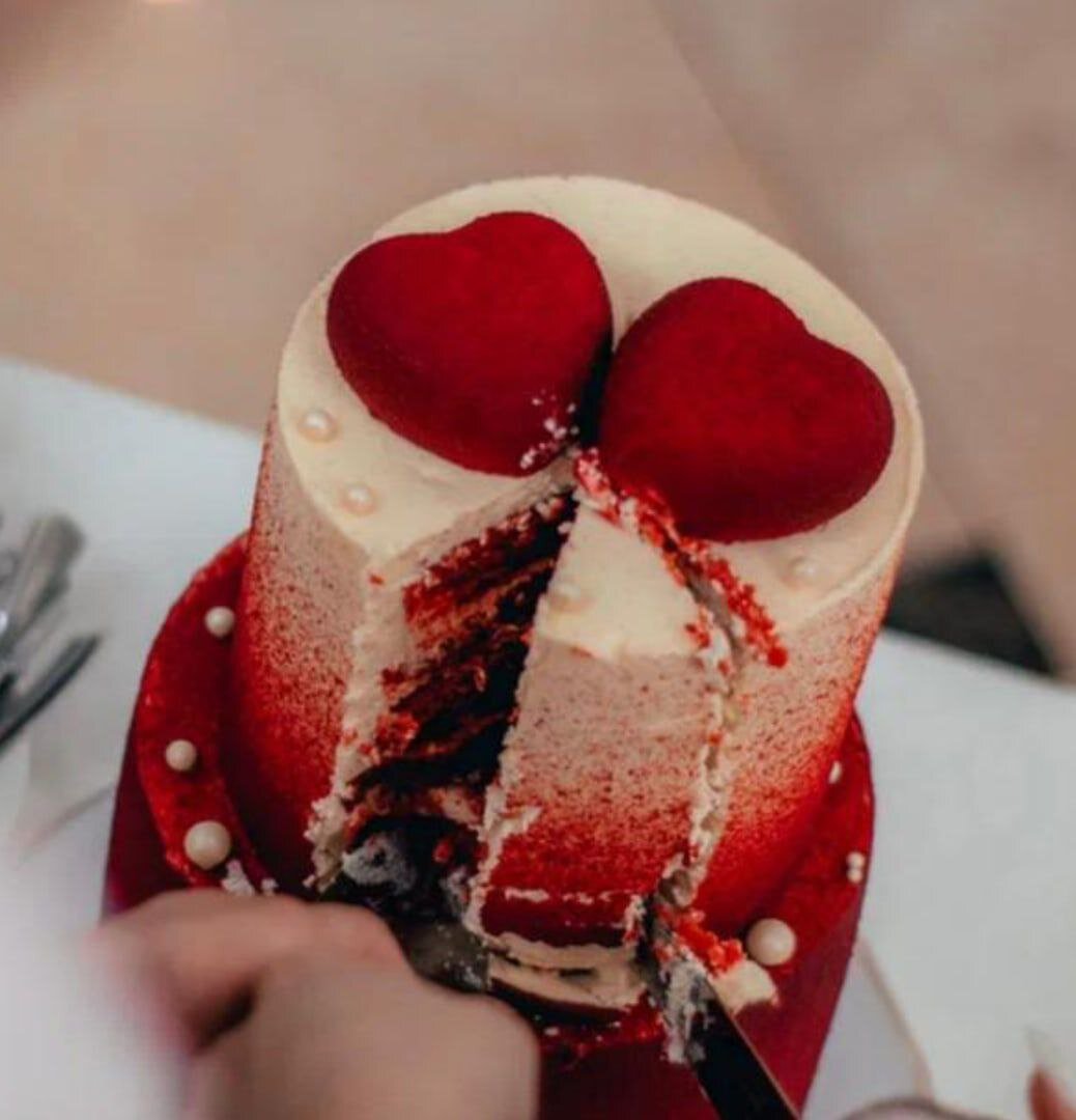 ТОРТ СВАДЕБНЫЙ КРАСНЫЙ БАРХАТ,  2  яруса