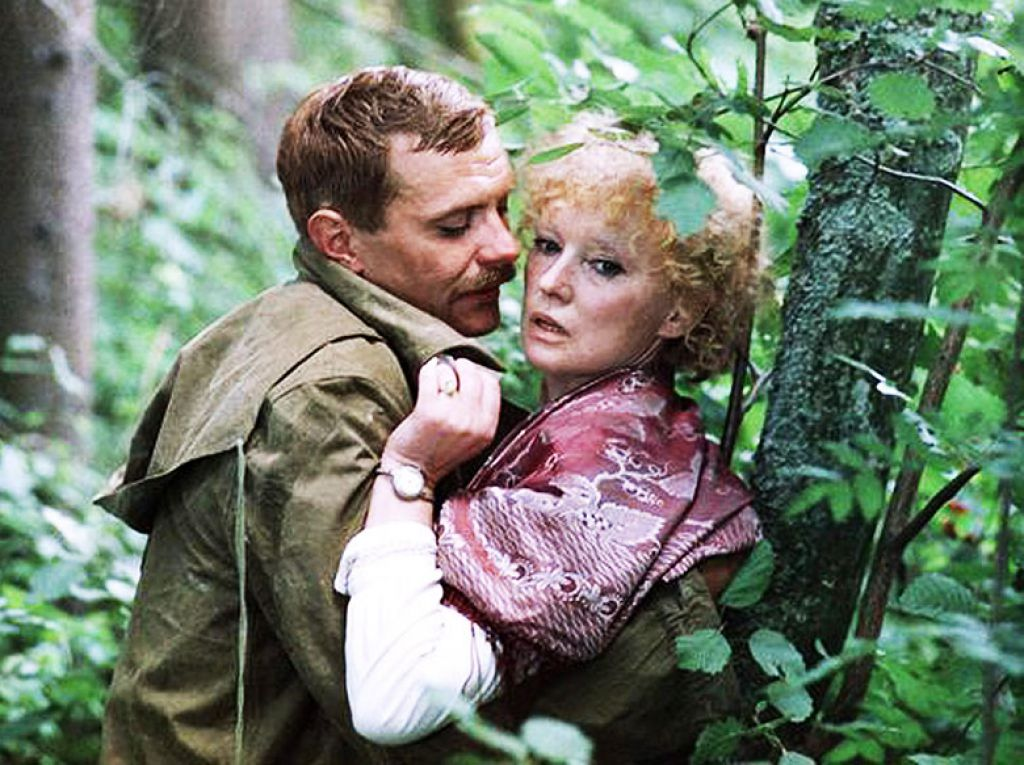 Источник изображения: кадр из фильма «Сибириада». Никита Михалков в роли Алексея Устюжанина и Людмила Гурченко в роли Таисии Соломиной.