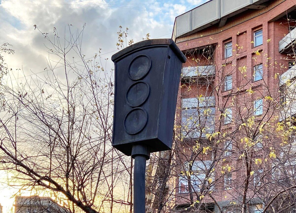 Памятник светофору в Новосибирске. Источник — dzen.ru/pa_myatnik