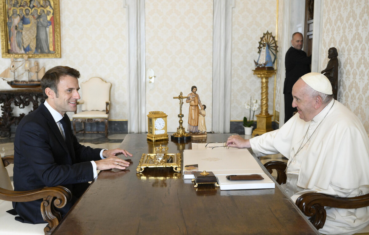    Президент Франции Эмманюэль Макрон и Папа Римский Франциск  EPA-EFE/VATICAN MEDIA