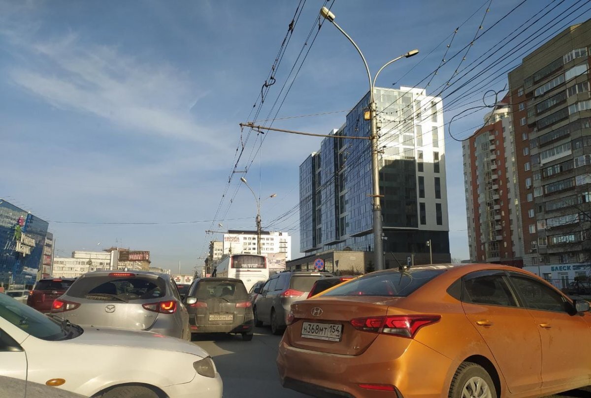    В Новосибирске водители пожаловались на сильные пробки на площади Калинина