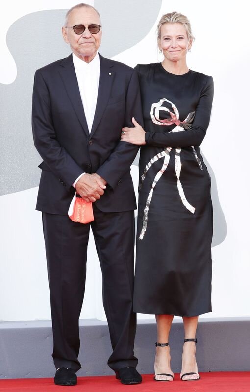 В 2022 Юлия Высоцкая покорила Венецианский кинофестиваль платьем с обнаженной спиной от бренда No21.