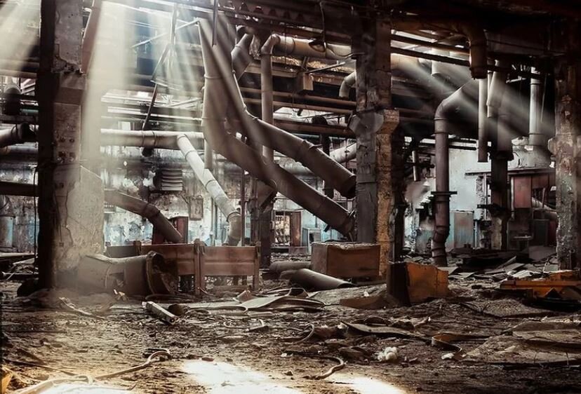 В качестве иллюстрации использовано фото разрушенного и заброшенного цеха автомобильного Завода имени Лихачёва (из открытых источников)