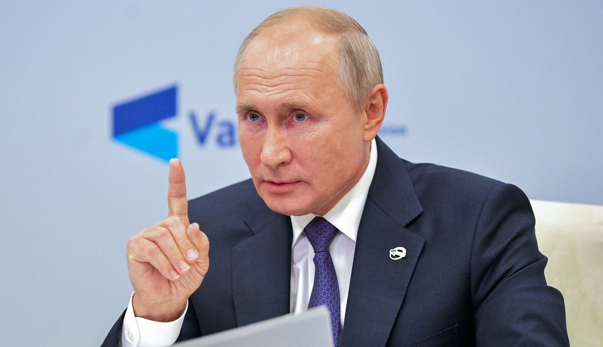 Об этом Путин говорил и на Валдае, где упрекал Ленина и Сталина за то, что те фактически создали УССР (Украину) в её нынешних границах. Источник фото: rbc.ru 