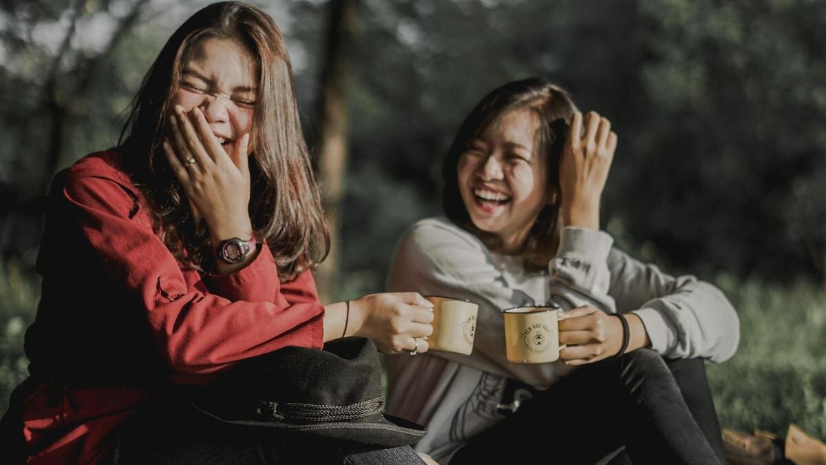    Девушки заразительно смеются:Unsplash/Bagas Muhammad