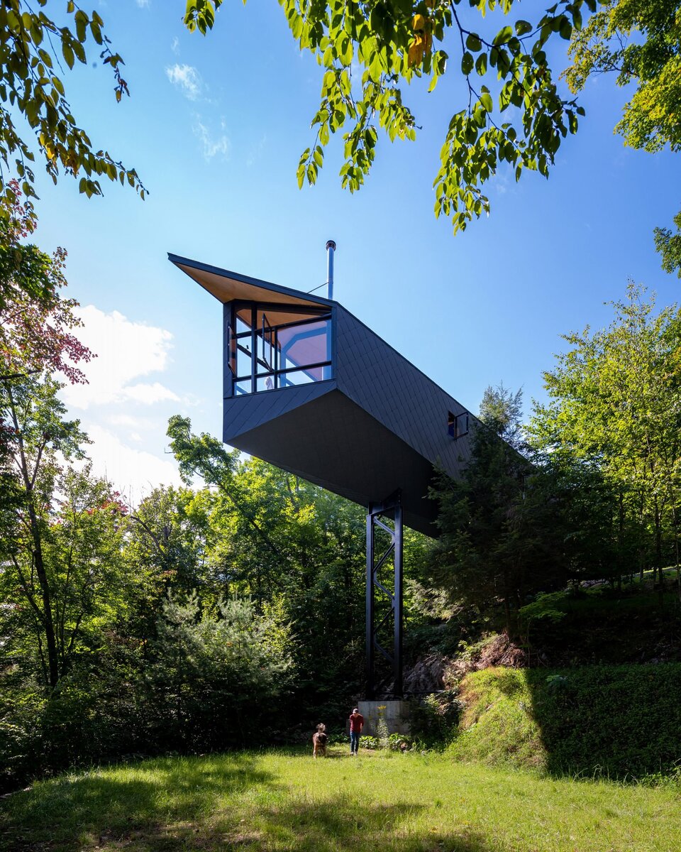 Источник изображения - https://static.dezeen.com/uploads/2022/05/more-cabin-kariouk-architects-cantilevers-canada_dezeen_2364_col_23-scaled.jpg