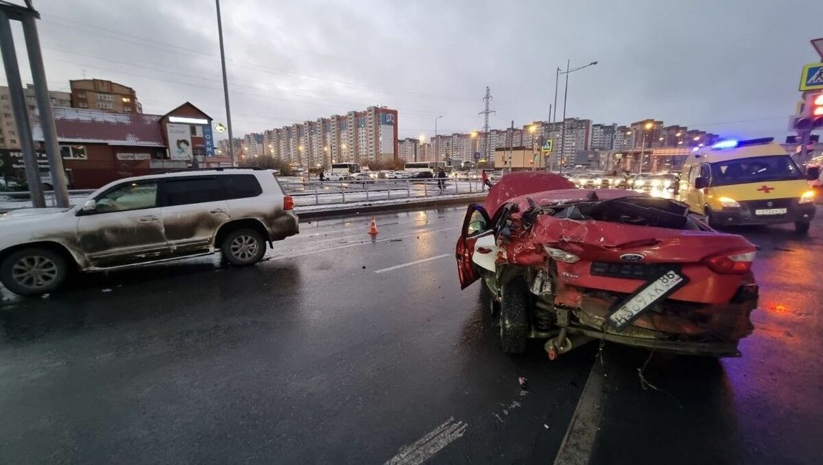     Суд наказал автомобилиста из Ханты-Мансийска, который устроил массовую аварию со скорой сегодня утром В Тюмени. 38-летнего мужчину заключили под стражу на трое суток.