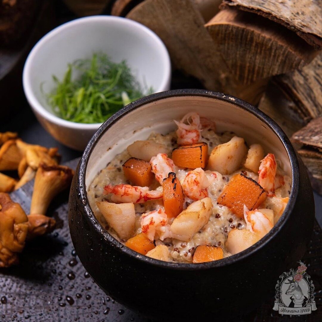 Киноа с раковыми шейками, гребешками и тыквой