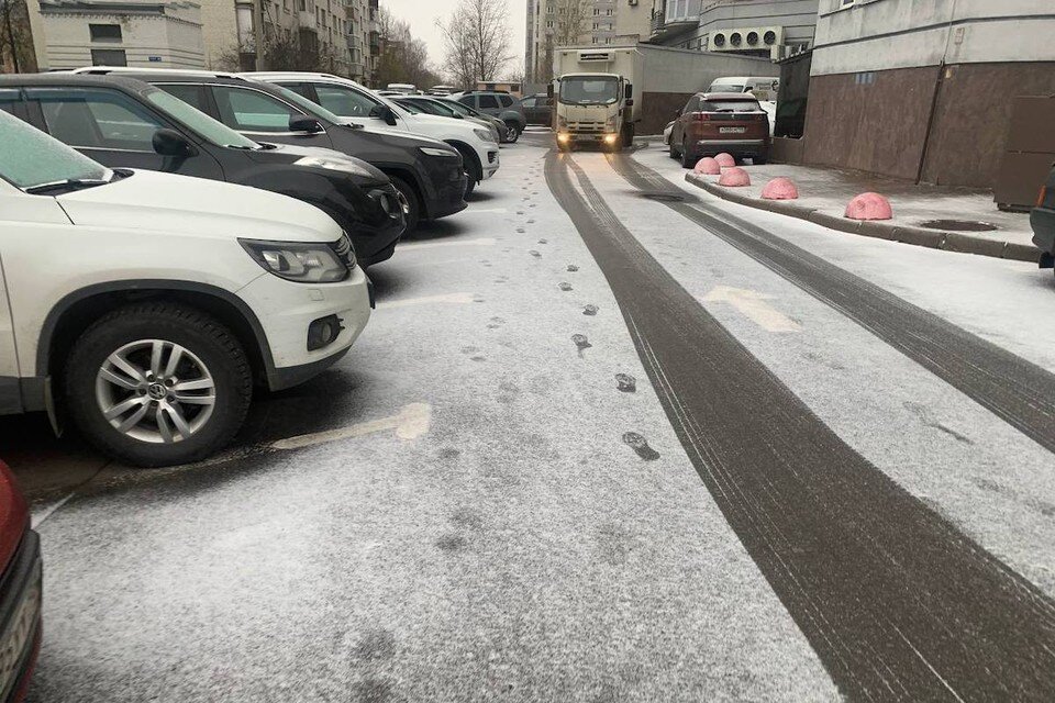     Впервые этой осенью снег лег на землю и не растаял. Ангелина ШАРЫПОВА