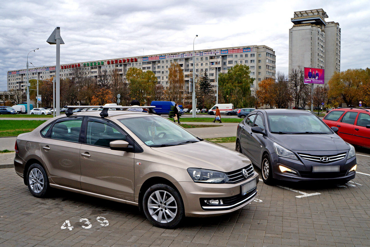 Хиты недавнего прошлого. Сравниваем с владельцами подержанные Hyundai  Solaris и VW Polo Sedan | abw.by | Дзен