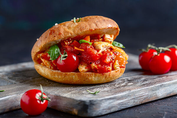 Булочка-фокачча с начинкой из куриного филе и овощей.