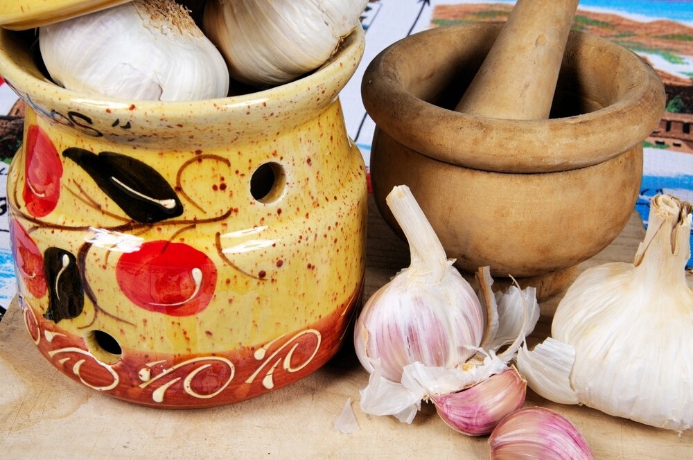    Простой чеснок далеко не прост - он и лекарь, и вкуснейшее дополнение ко многим блюдам