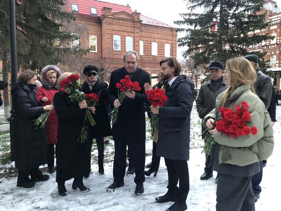     Мероприятие началось с возложения цветов к Камню скорби. Кирилл Колемасов