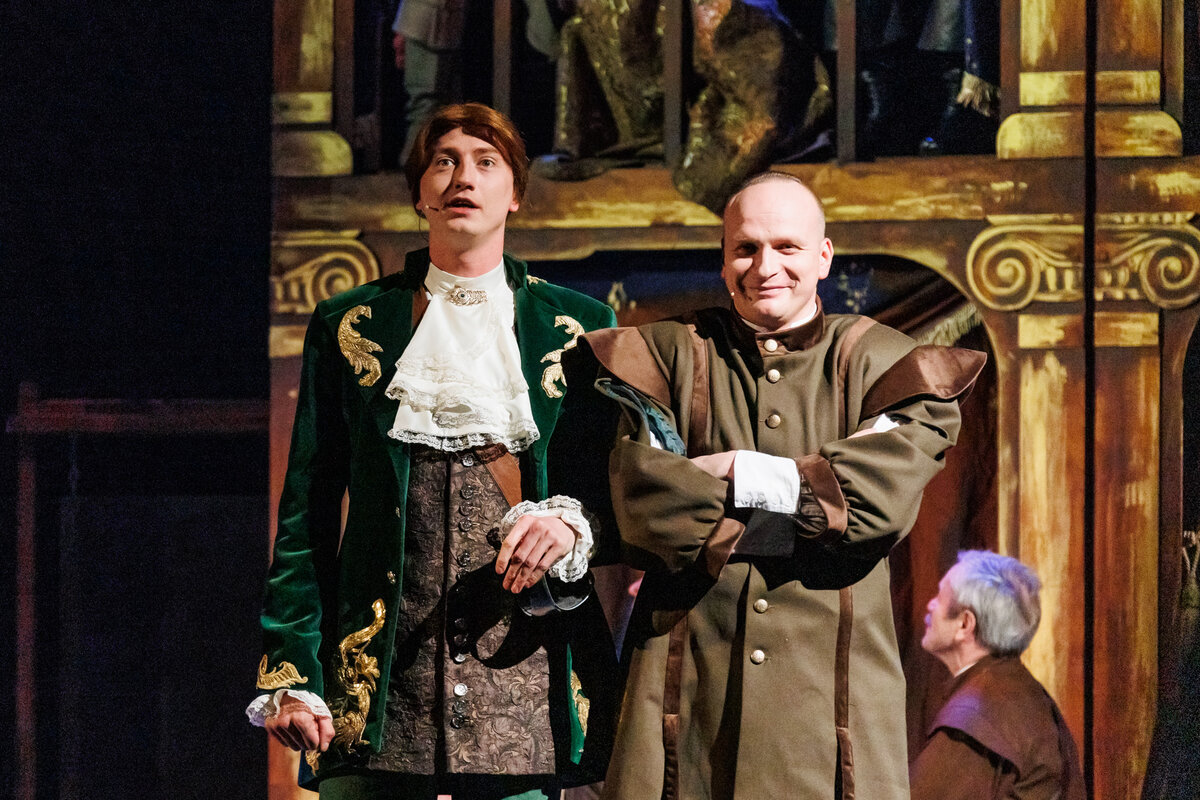 Кристиан (слева) в исполнении Михаила Емельянова. Фото с сайта volkovteatr.ru