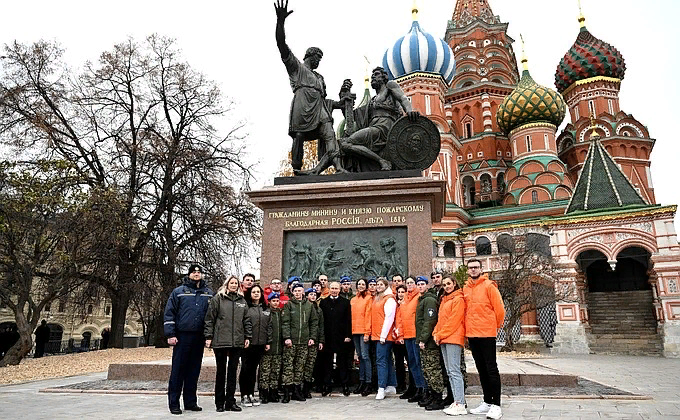 4 ноября. Путин и "народ", подготовленный заранее, за оградой - никого..