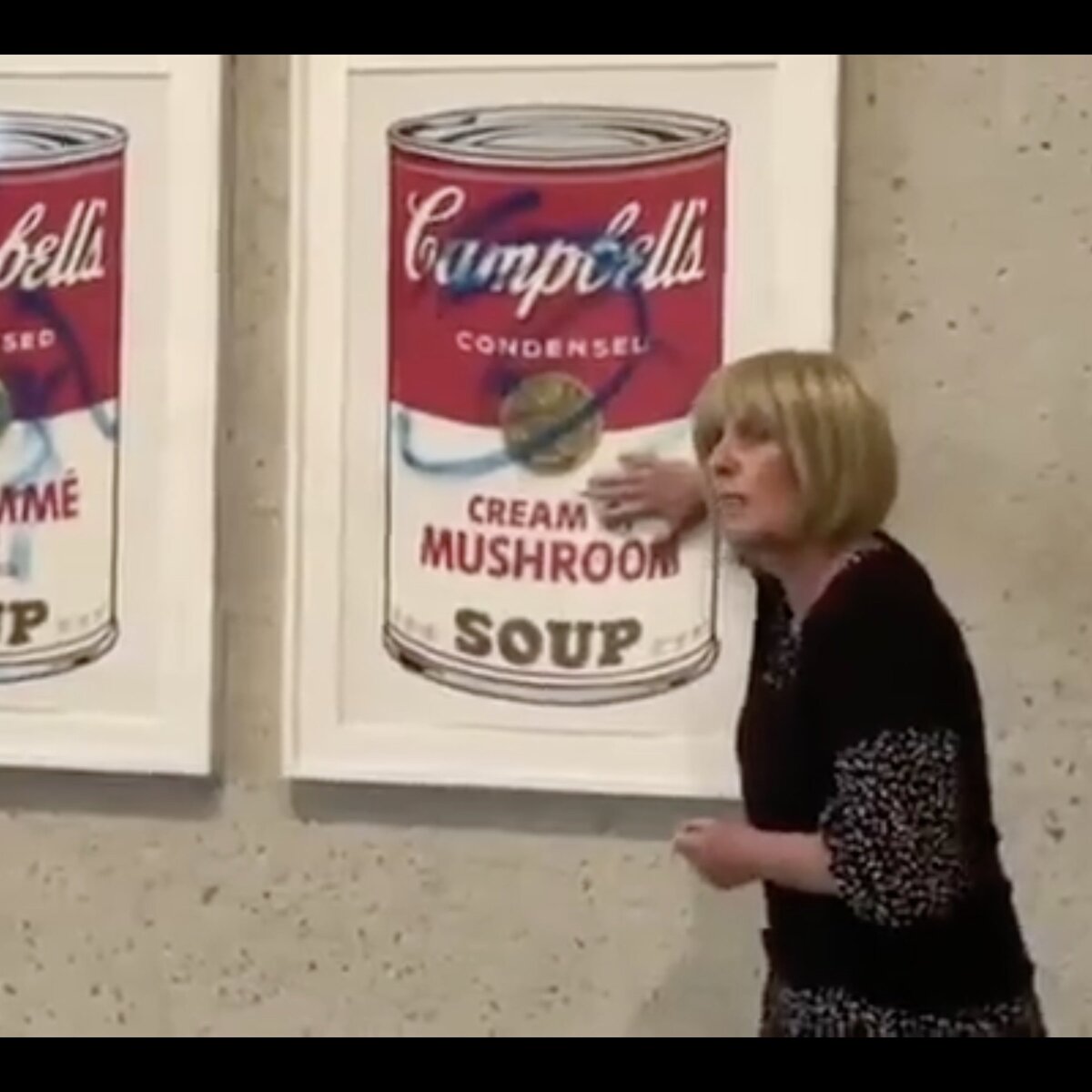     В Австралии экоактивисты разрисовали синим маркером «Банки с супом» Уорхола. Также они попытались приклеить себя к картинам