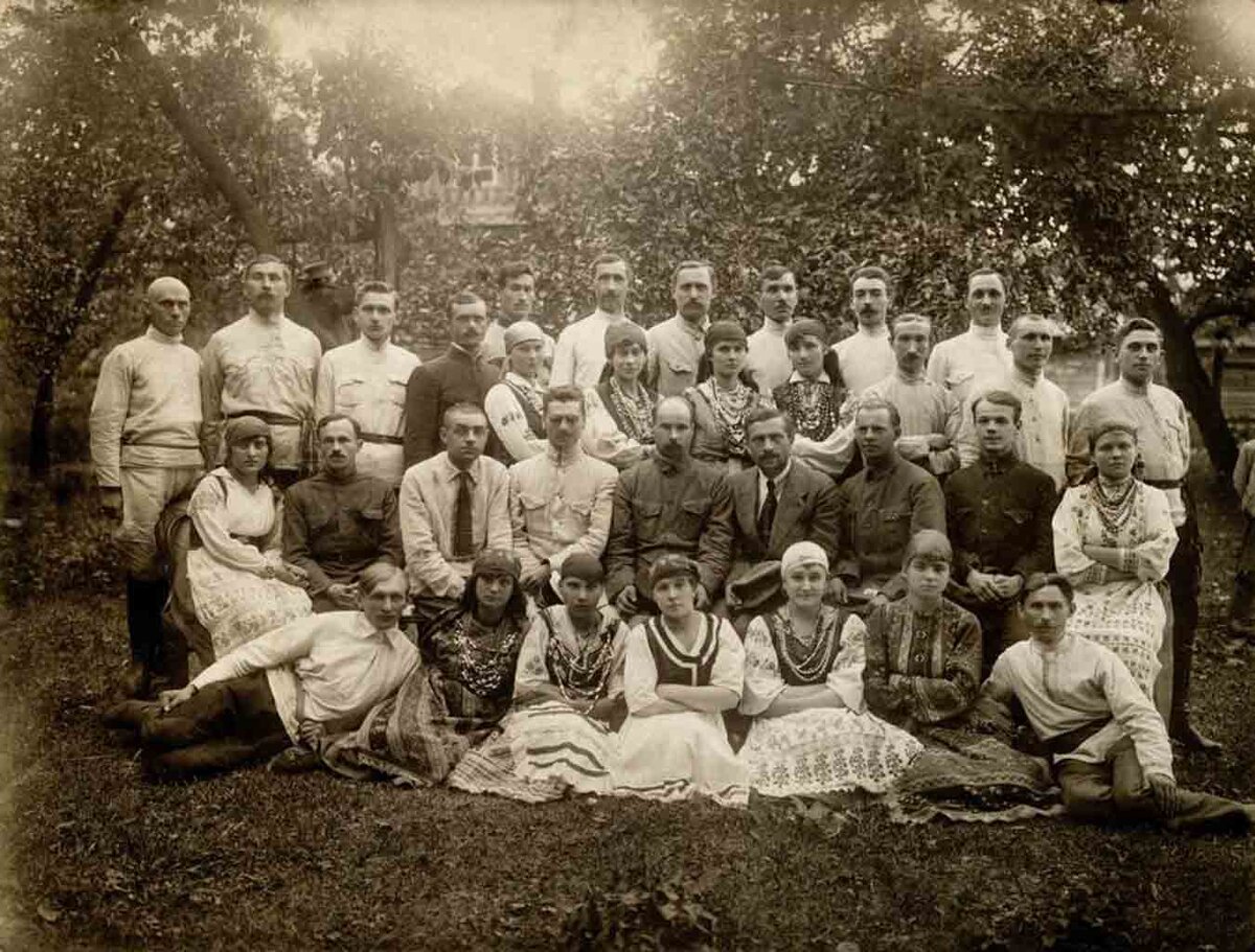 
Якуб Колас (в центре) с участниками художественной самодеятельности в Слуцке. 1923 г.