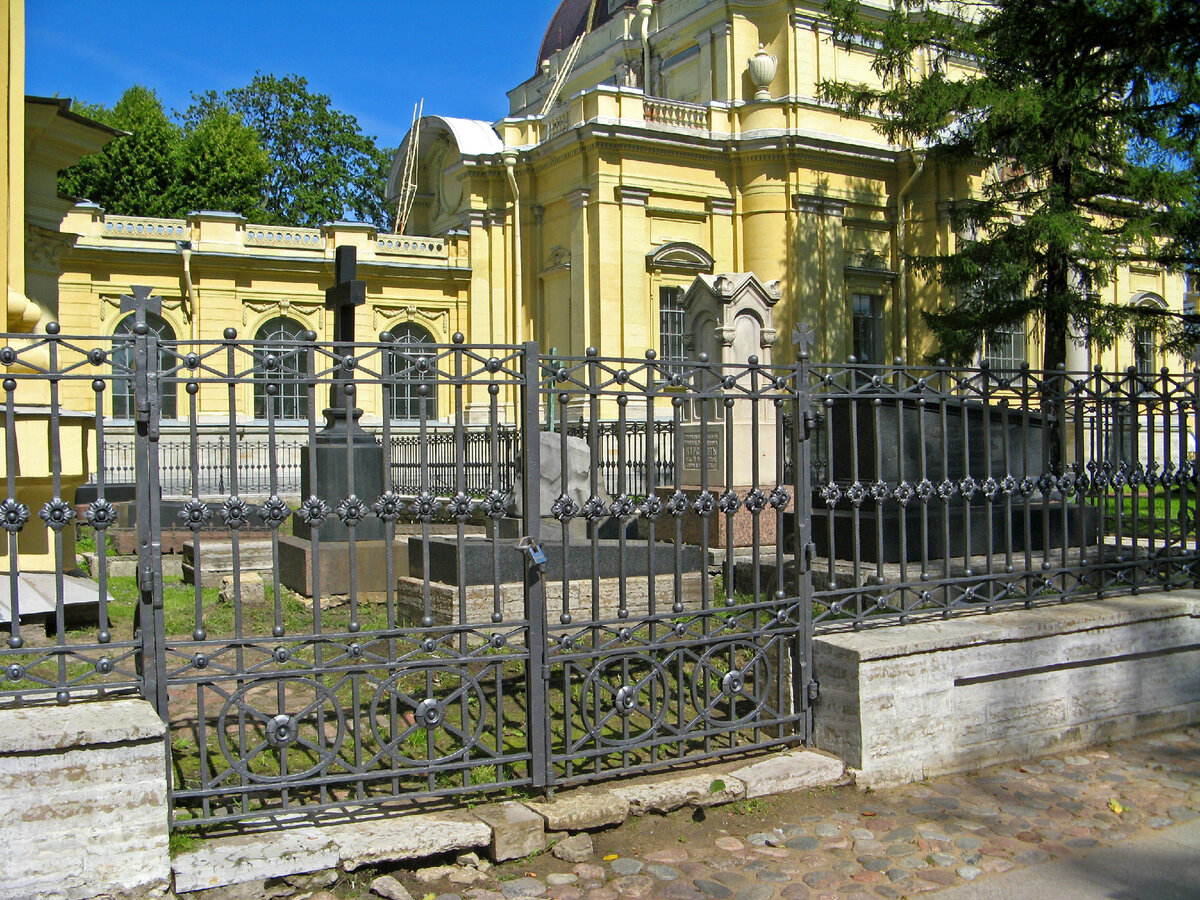 петропавловская крепость надгробия