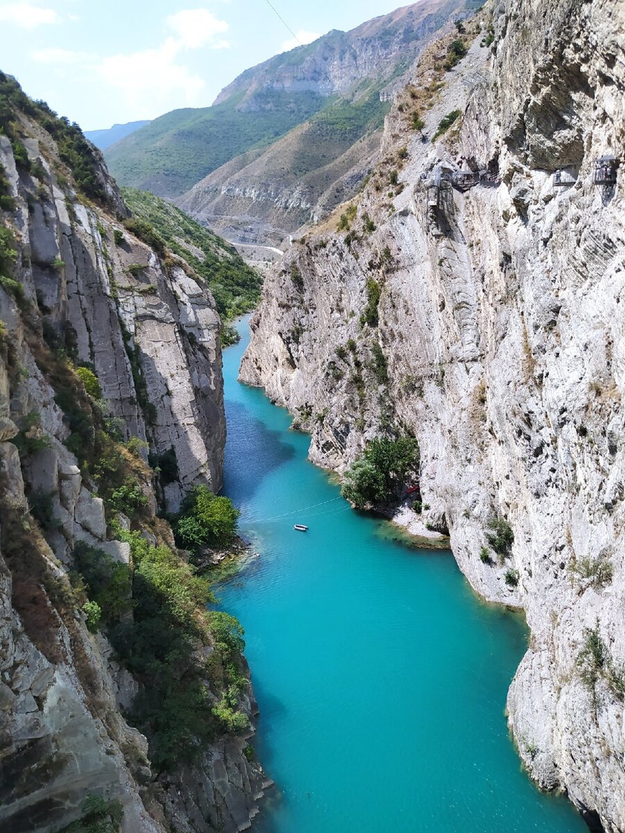 Когда один мой приятель увидел эти снимки в моих соцсетях, он долго не верил, что всё это - Россия! Якобы не может быть у нас в стране настолько красиво! Потом долго спорил о том, что все мои фото - просто скачаны с интернета или вовсе отфотошоплены. Нет, все это - реально. Это просто новая локация в Дагестане - пещера Нохъо. Виды здесь - закачаешься! Все фото - из личного архива