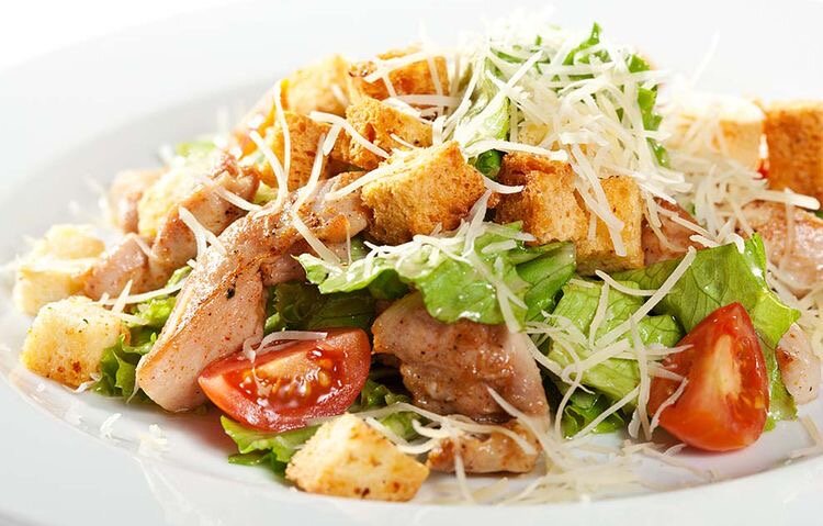 Предлагаю интересный вариант приготовления популярного ресторанного салата «Цезарь». Хоть и состоит салат из достаточно обычных продуктов, но всё же получается очень изысканным. Пробуем!