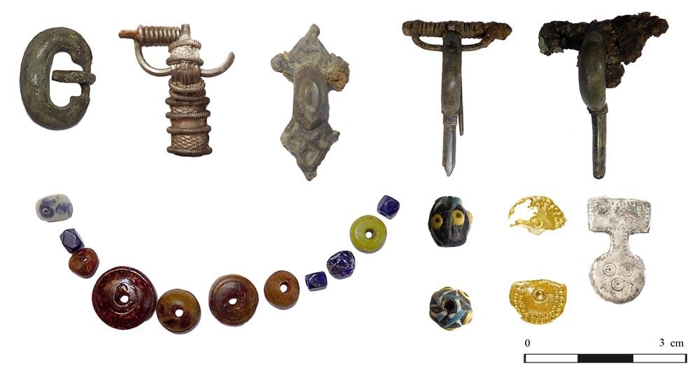 Элементы костюма и украшения из погребений могильника Алейка 7