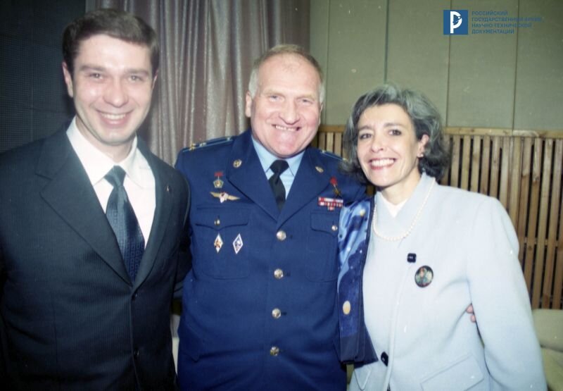 Космонавт К.М. Козеев в составе экипажа ТК «Союз ТМ-33» с В.М. Афанасьевым и Клоди Андре-Деэ во время предполетной пресс-конференции. 11 октября 2001 г. РГАНТД. Арх. № 0-16658 цв.  