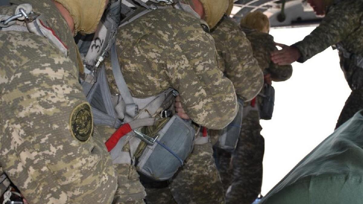    Военнослужащие прыгают с парашютом:Минобороны РК