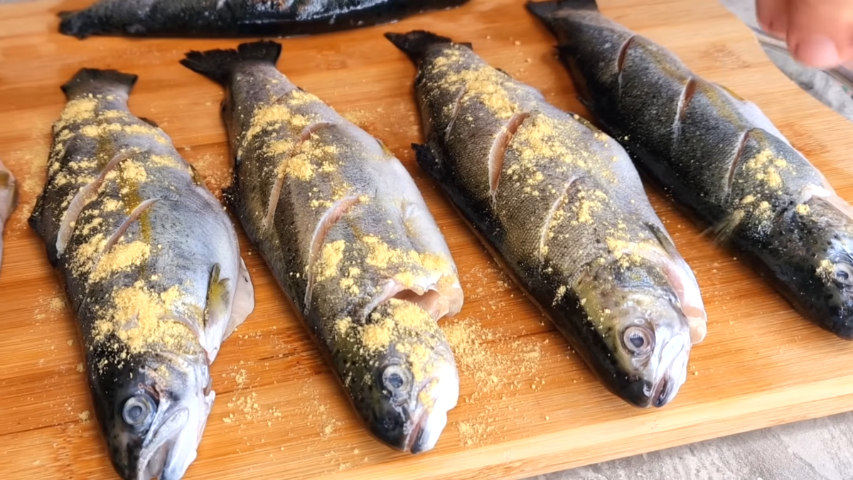 Кунджа жареная. Горбуша запеченная целиком. Кижуч рыба жареная. Кунджа филе. Кунджа в духовке.