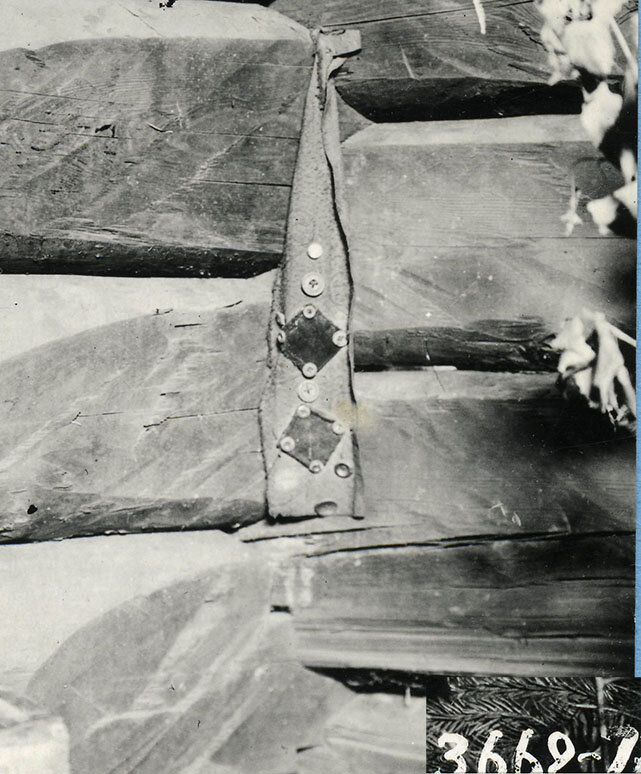 Северо-западный угол шорской избы. Шорцы представляли мир четырёхугольным. Здесь же стояла пихта.