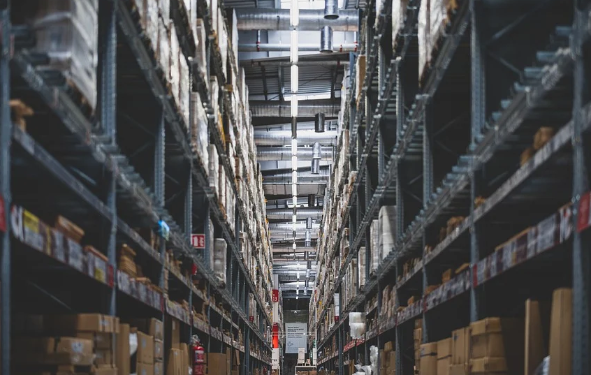 Огромный склад