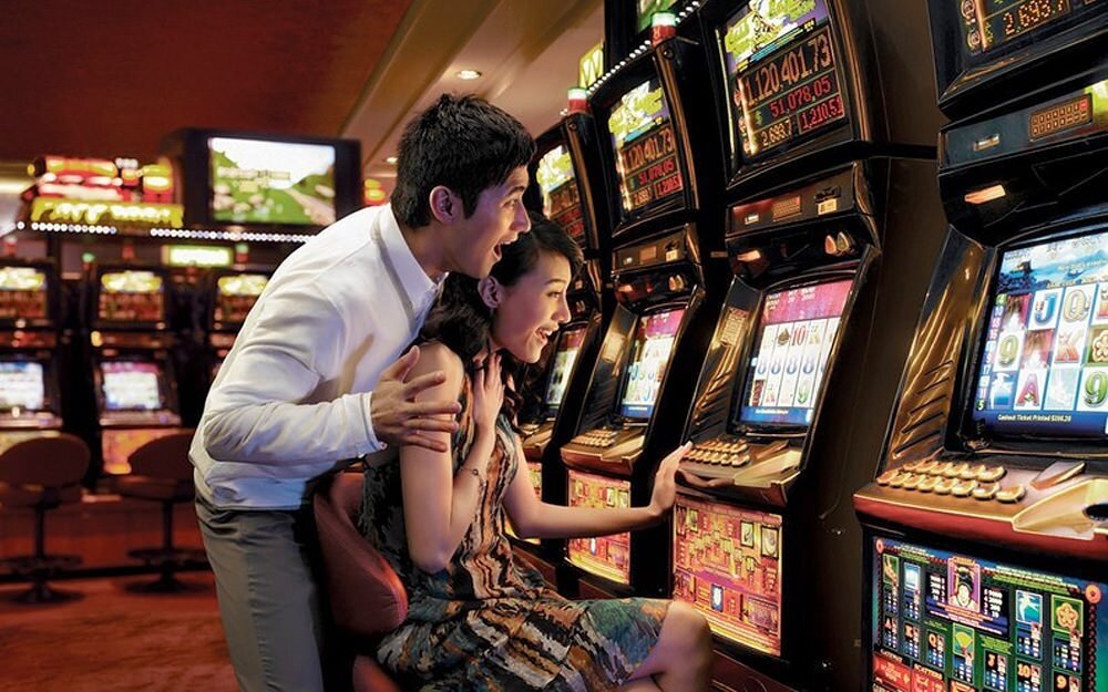 В какой игре реально выигрывают. Лудомания игровые автоматы. Игровая зависимость казино. Зависимость от игровых автоматов. Игроман в казино.