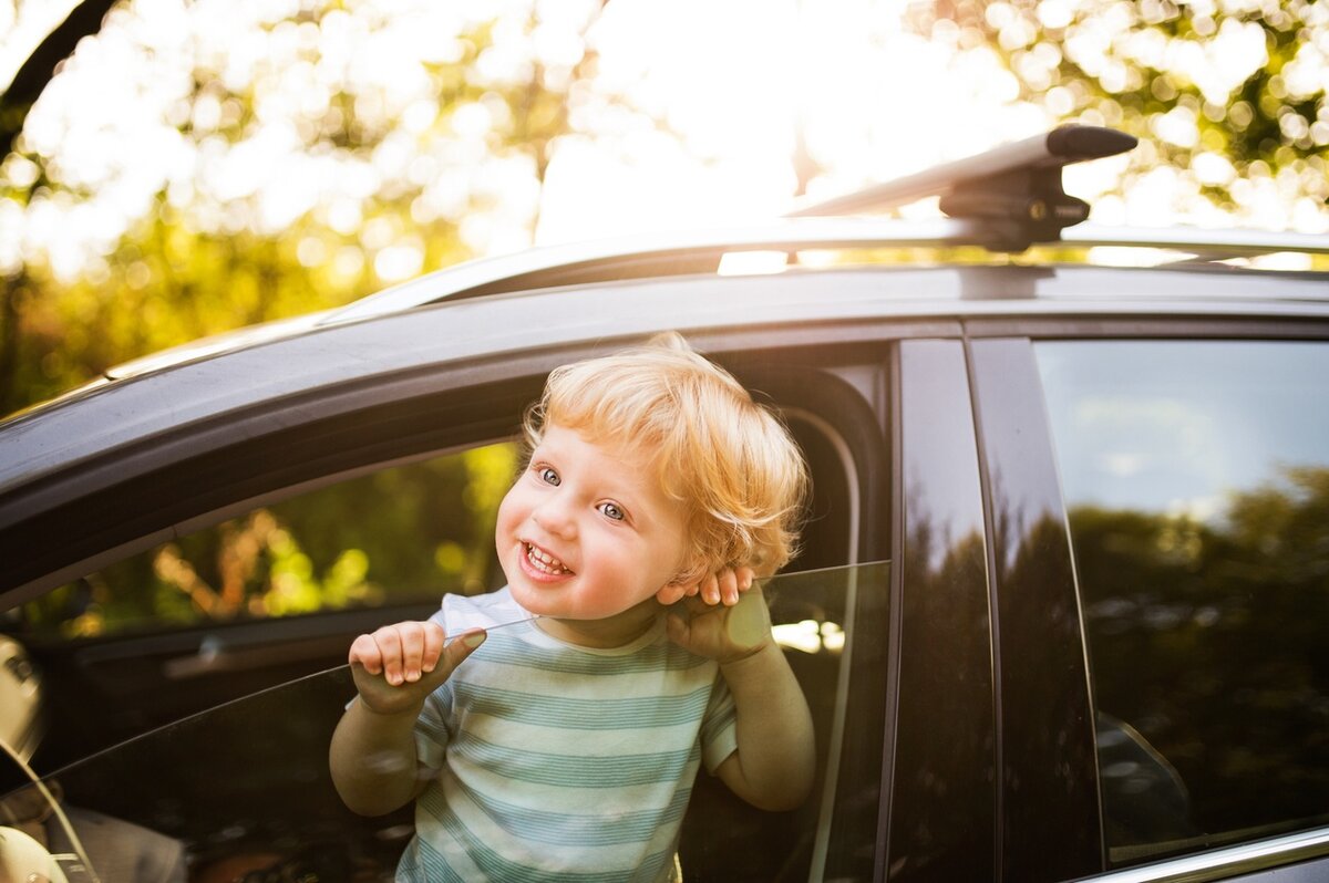 Ребенок из окна машины