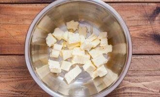 Берем большую миску. Добавляем в нее сливочное масло и сахарную пудру.