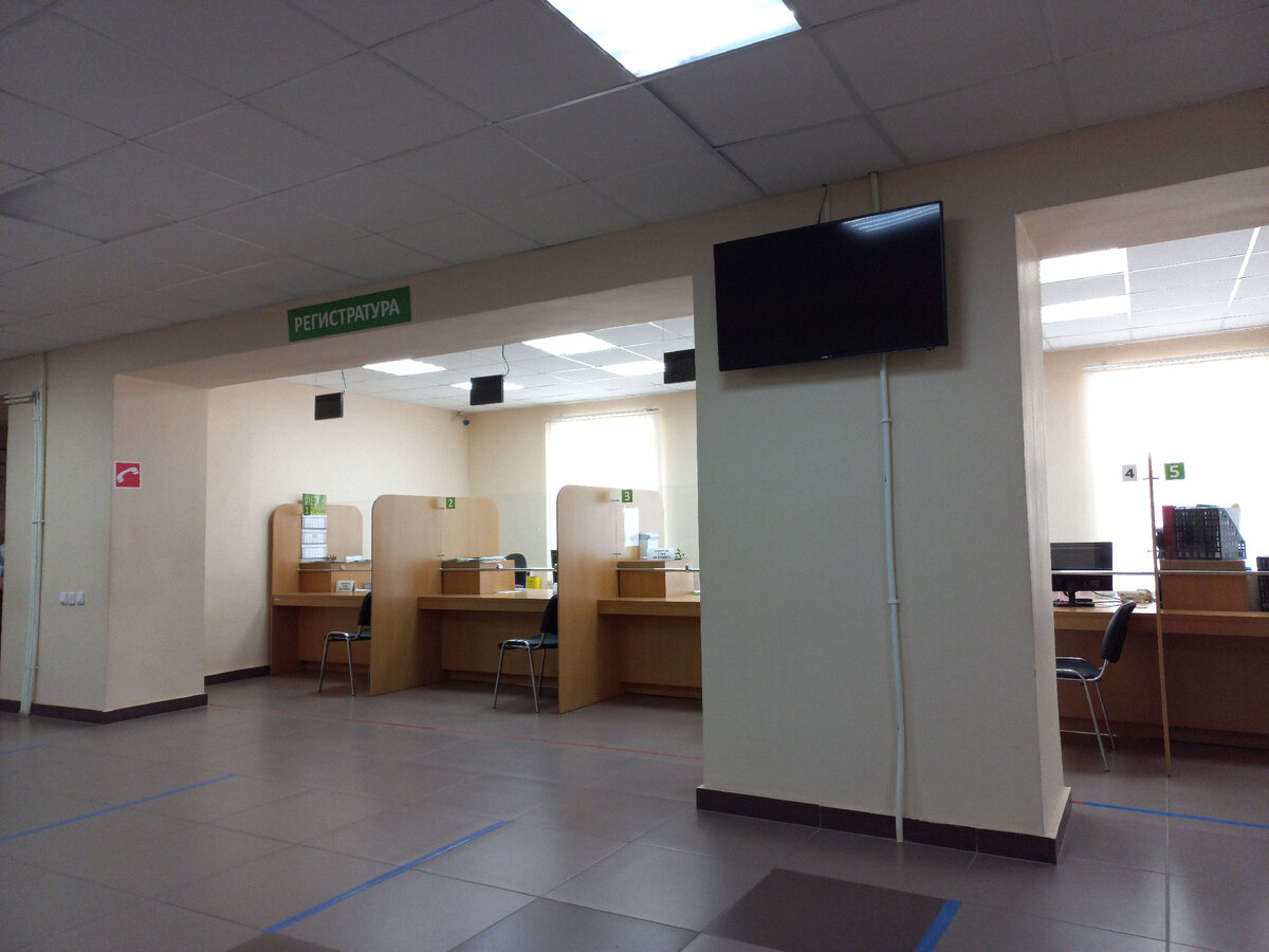 сотрудники и посетители в поликлинике, конечно же, есть, просто я подловила момент чтобы их не было видно