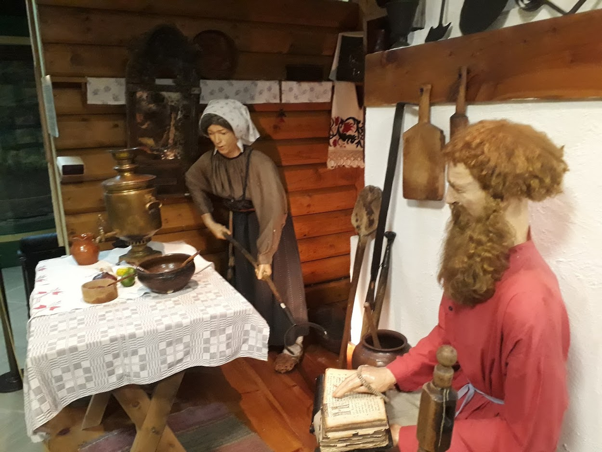 Быт крестьян, экспозиция музея, г. Таштагол, Кемеровская область, фото автора.