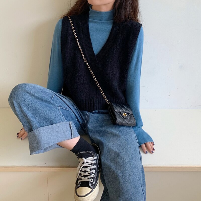 Женский вязаный жилет