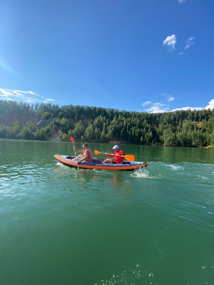 Вода очень чистая, изумрудного цвета.