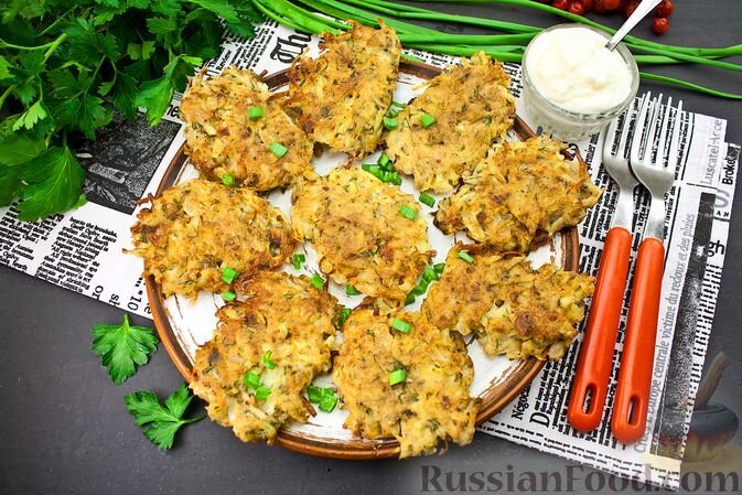 рыба консервированная, картофель, лук репчатый, яйца, мука, зелень укропа, соль, перец чёрный молотый, масло растительное