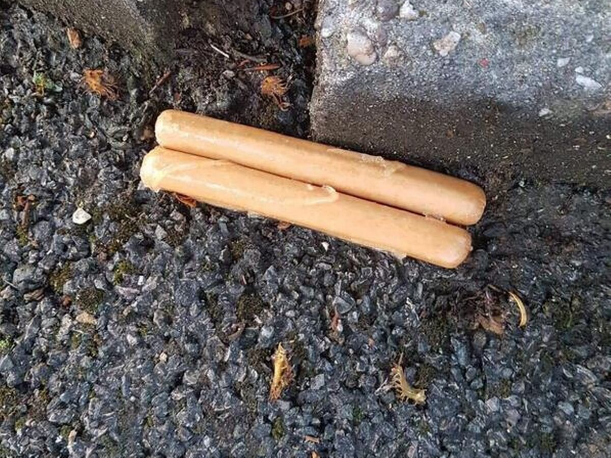 Эти сосиски хранятся явно неправильно. К употреблению запрещено !