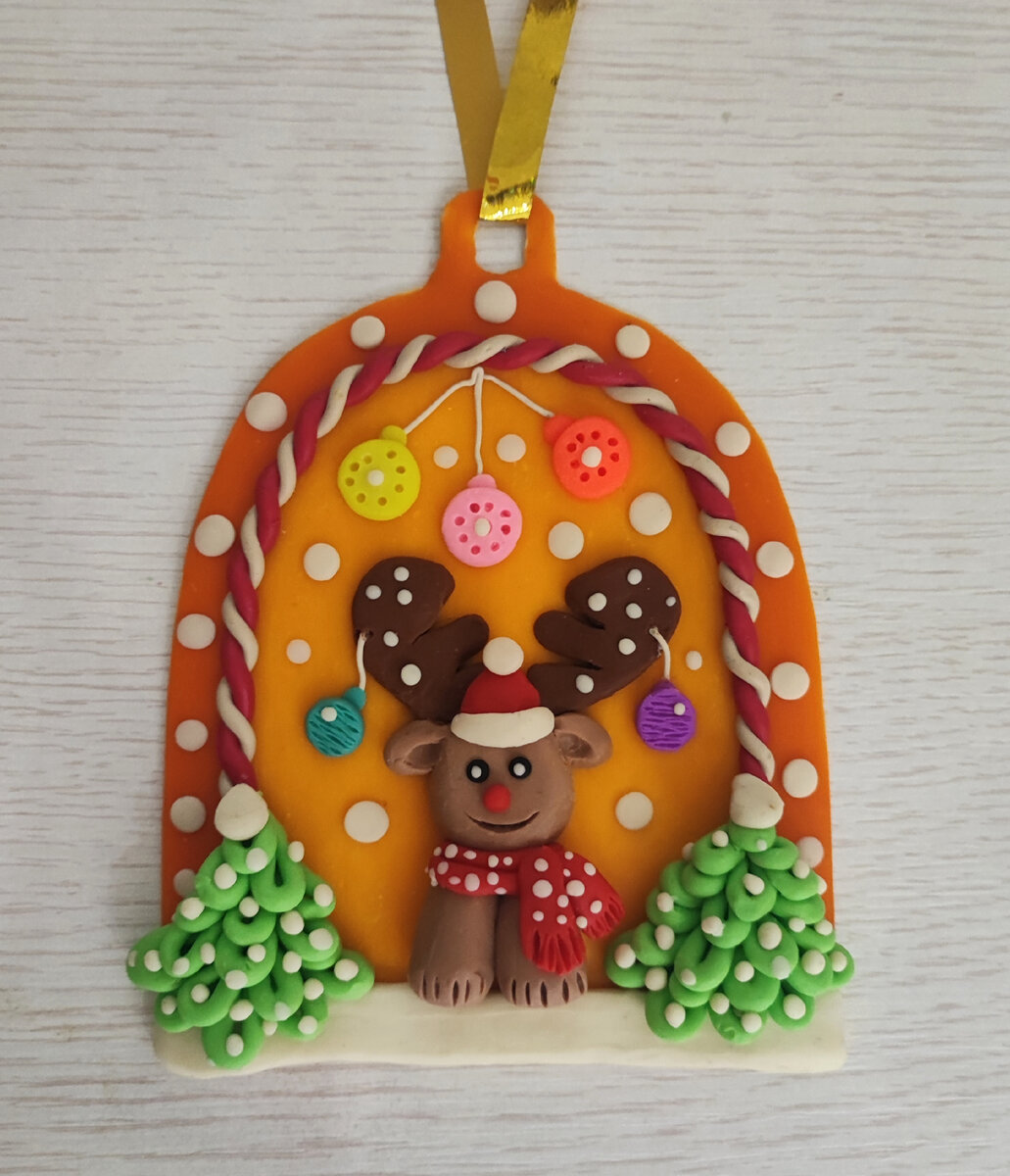 Готовый вариант новогодней поделки из пластилина на картоне " Оленёнок 🦌".