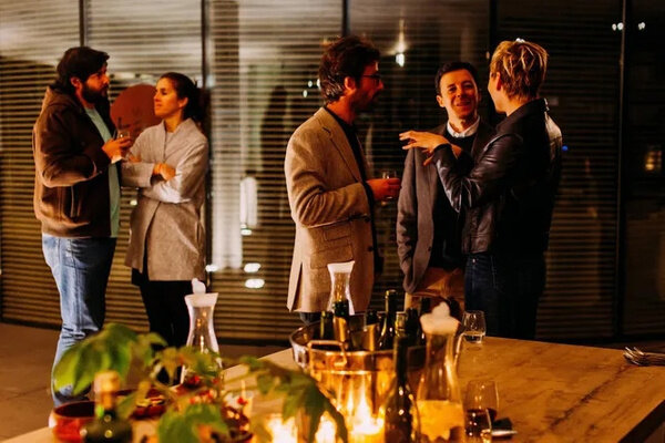 Не совершайте ошибки, общаясь только со знакомыми коллегами. Старайтесь быть открытым ко всем. Фото © Unsplash